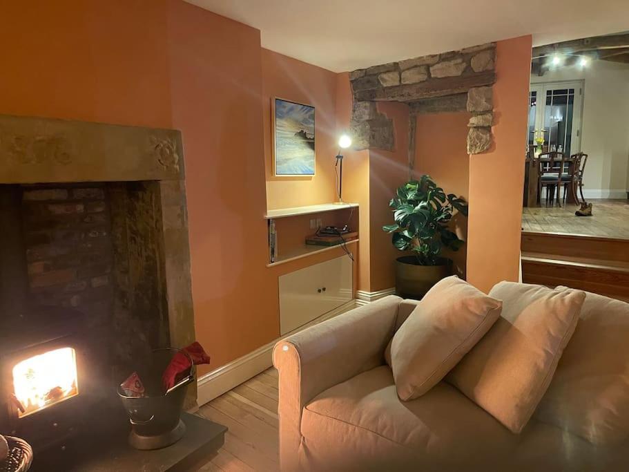 Stunning 3 Bedroom House With Amazing Castle View アニック エクステリア 写真