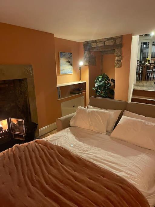 Stunning 3 Bedroom House With Amazing Castle View アニック エクステリア 写真